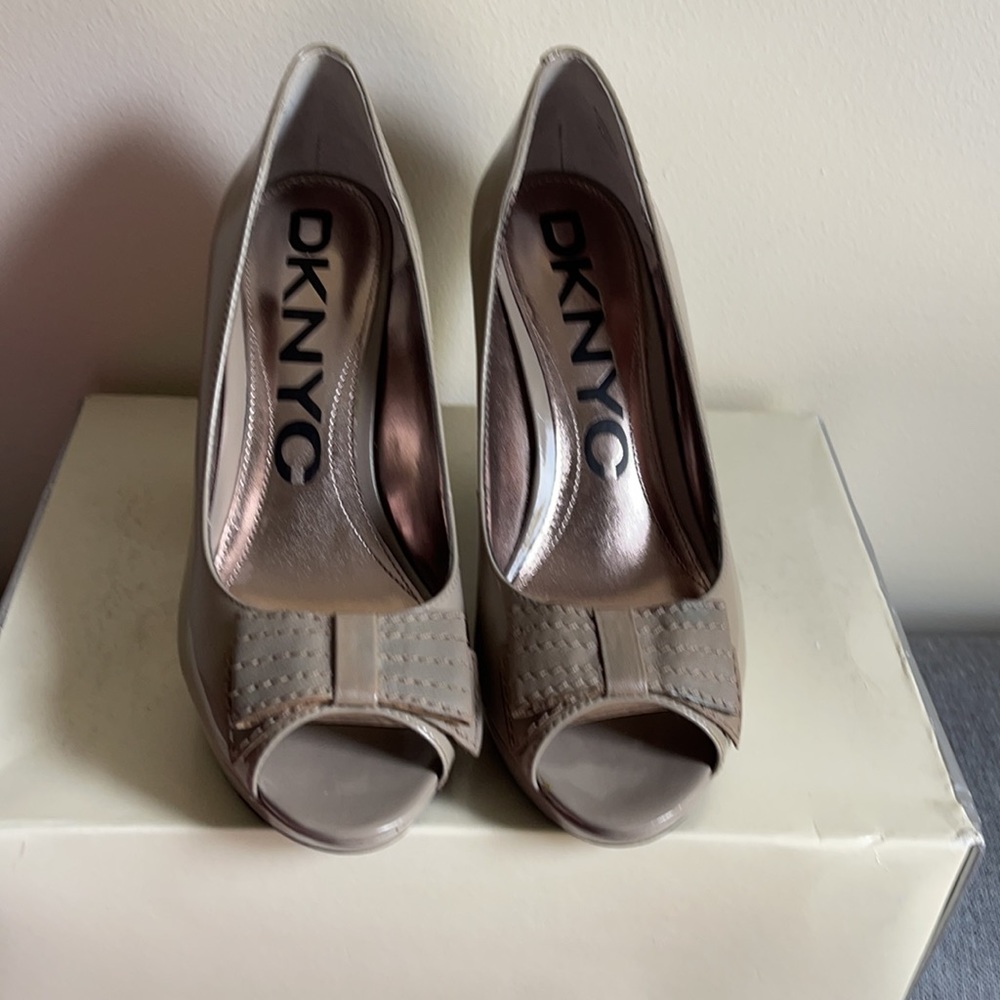 6.5 size Barbara by DKNY wedges shoes in patent leather. New